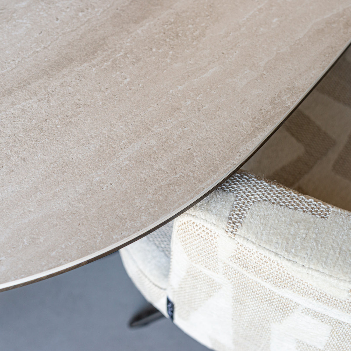 Eettafel Ritz zwart metaal, detail van het materiaal