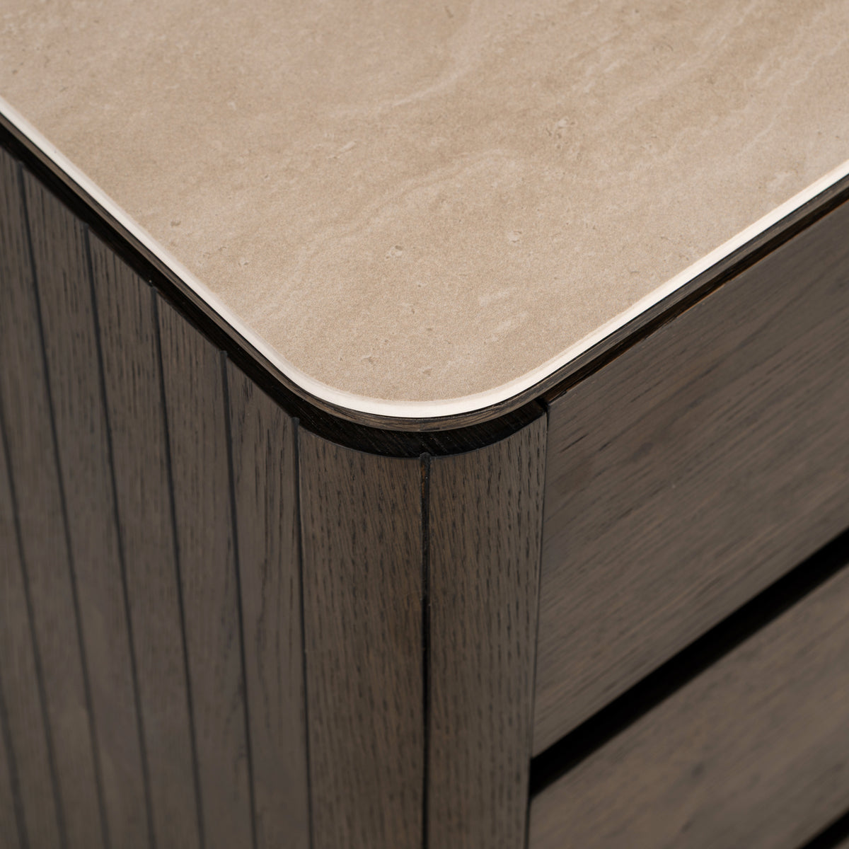 Nachtkast Ritz bruin eiken fineer, detail van het materiaal