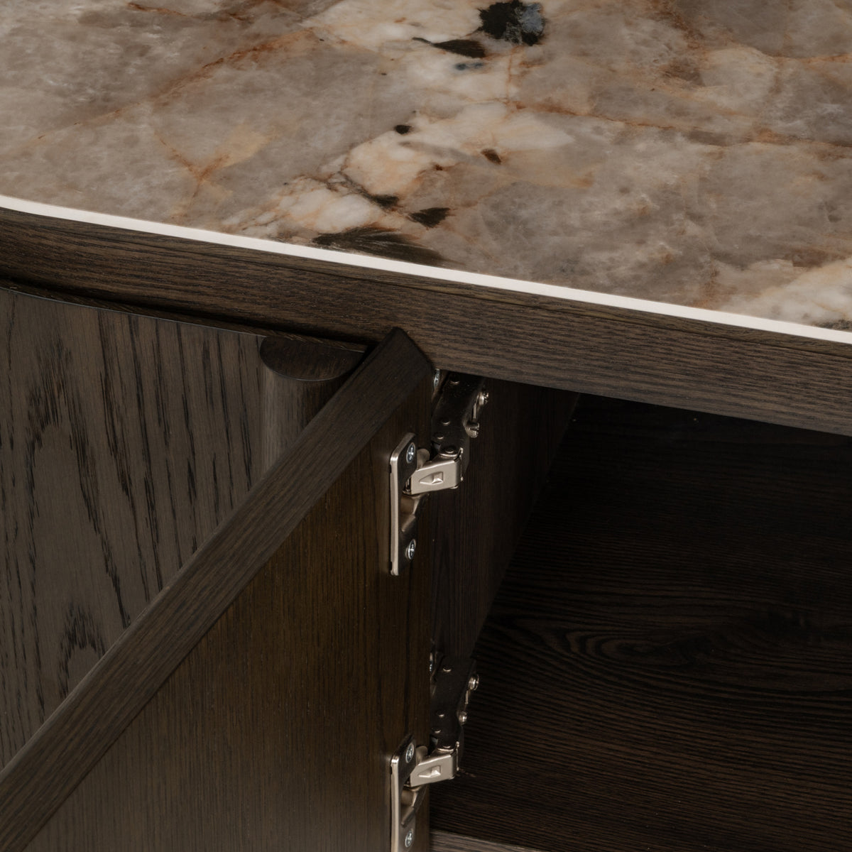 TV-meubel Langford bruin eiken fineer, detail van het materiaal