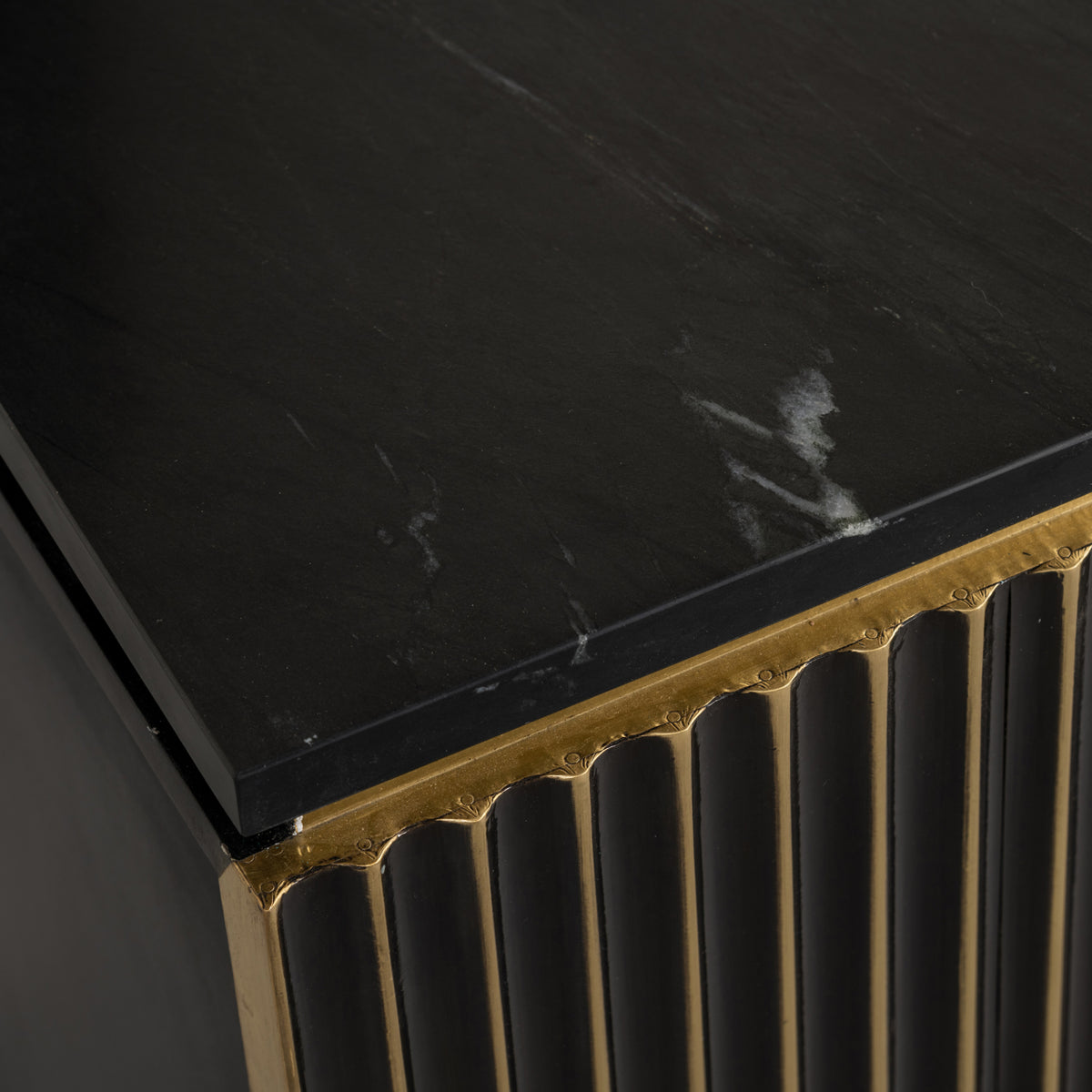 Nachtkast Les Arcs goud mdf, detail van het materiaal