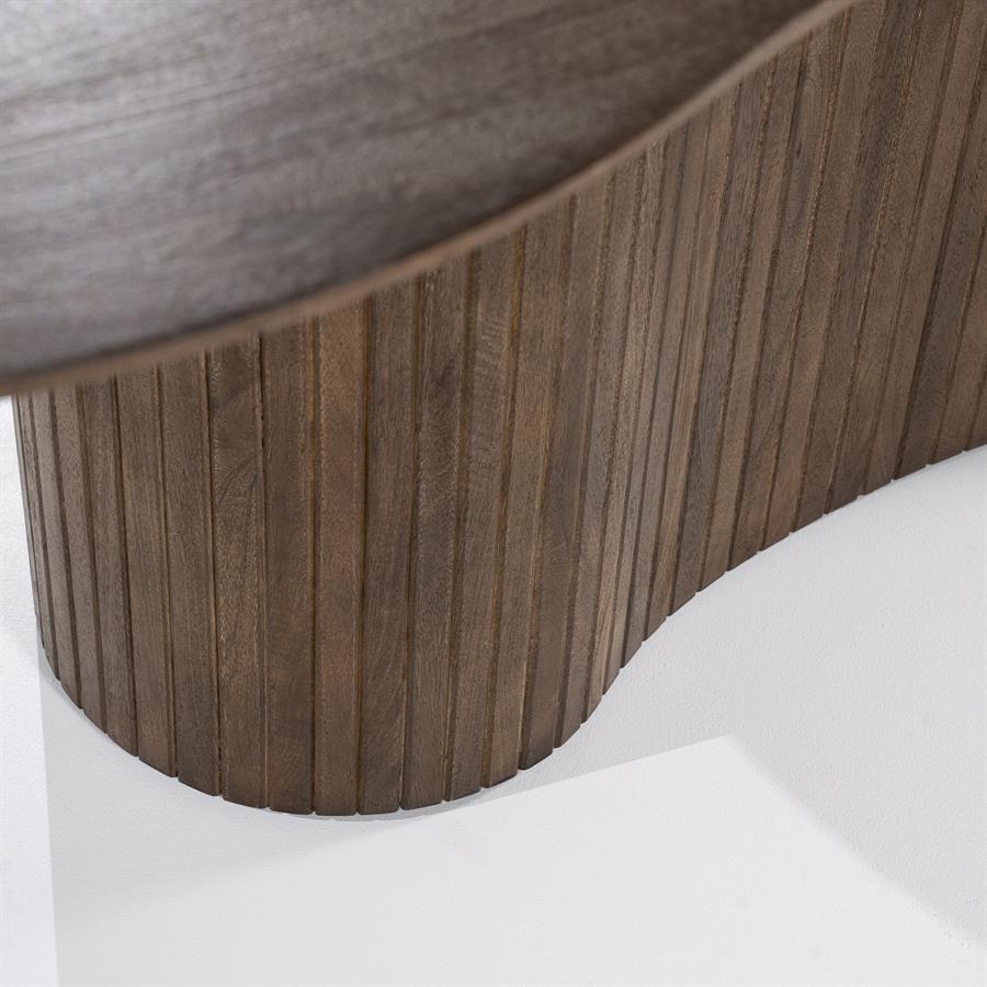 Eettafel Jordy bruin mangohout organische vorm magazijn leegverkoop, detail van het materiaal
