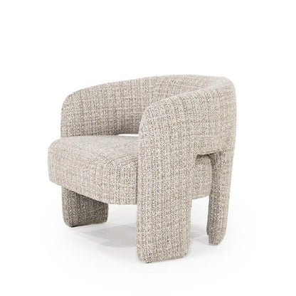Fauteuil Hamilton taupe stof, schuin vooraanzicht op witte achtergrond