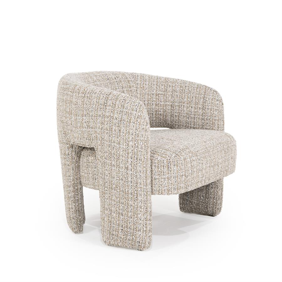 Fauteuil Hamilton taupe stof, schuin vooraanzicht op witte achtergrond