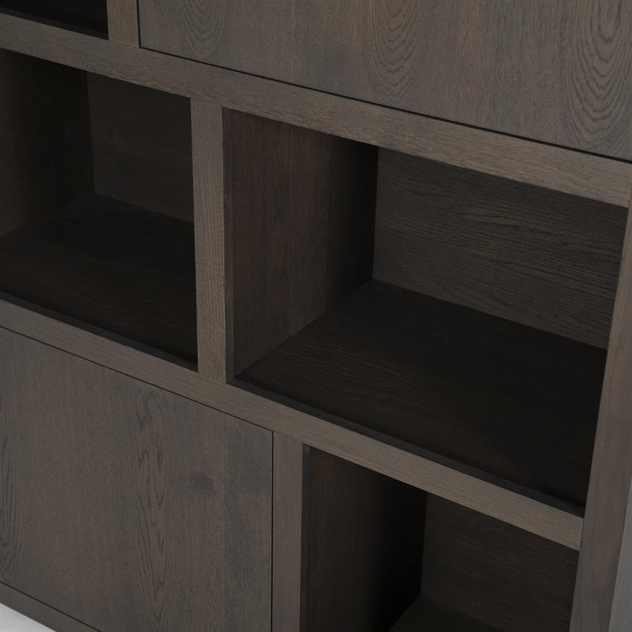 Kast Helsinki bruin eikenhout 4 vakken laag, detail van het materiaal