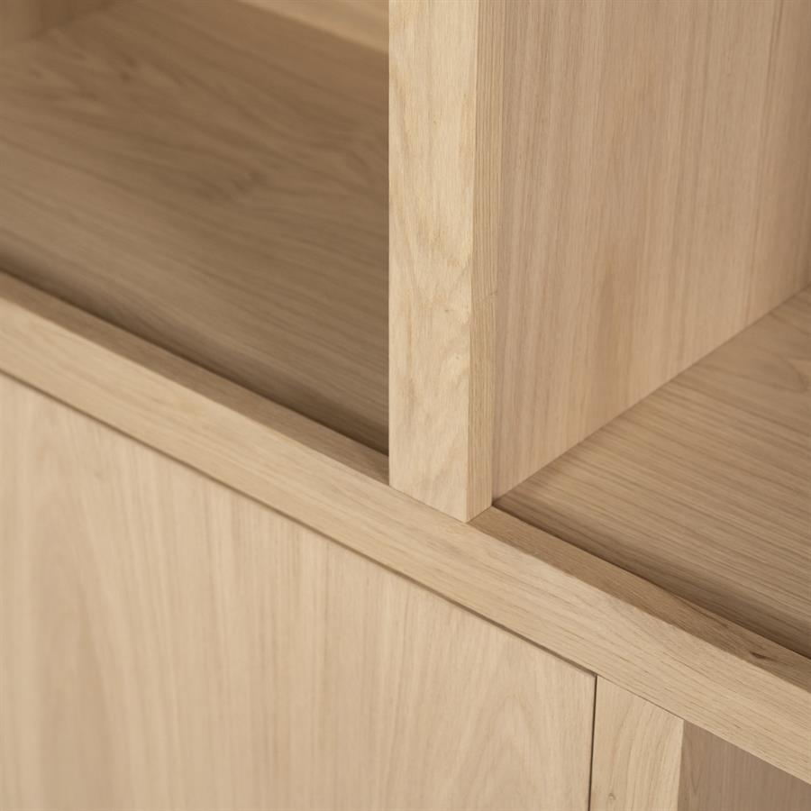 Kast Helsinki naturel eikenhout 4 vakken laag, detail van het materiaal