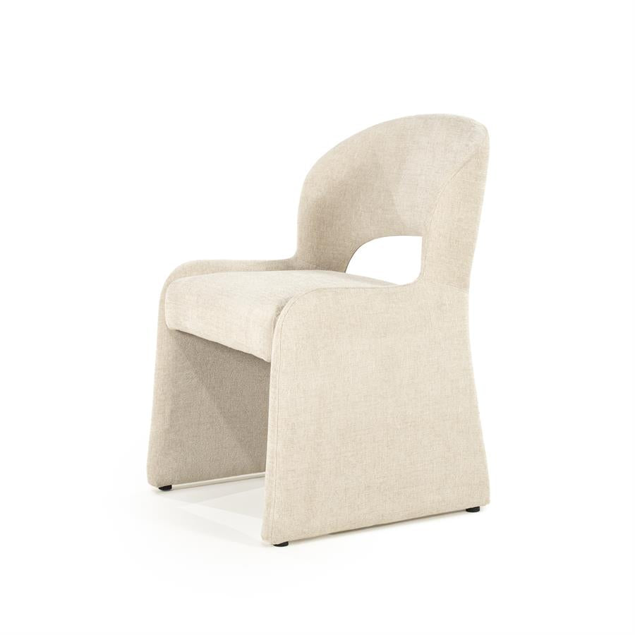 Eetkamerstoel Odette beige stof, schuin achteraanzicht op witte achtergrond