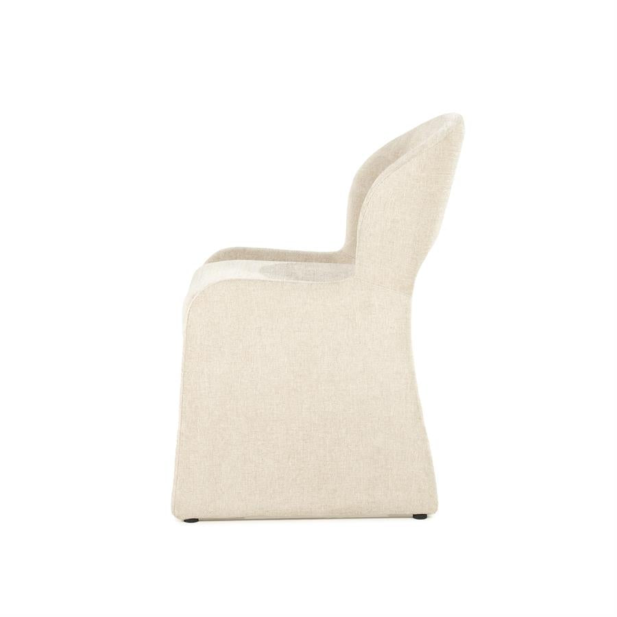 Eetkamerstoel Odette beige stof, zijaanzicht op witte achtergrond