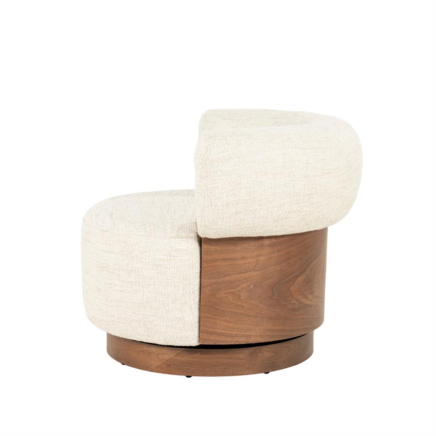 Fauteuil Nila beige stof, schuin achteraanzicht op witte achtergrond
