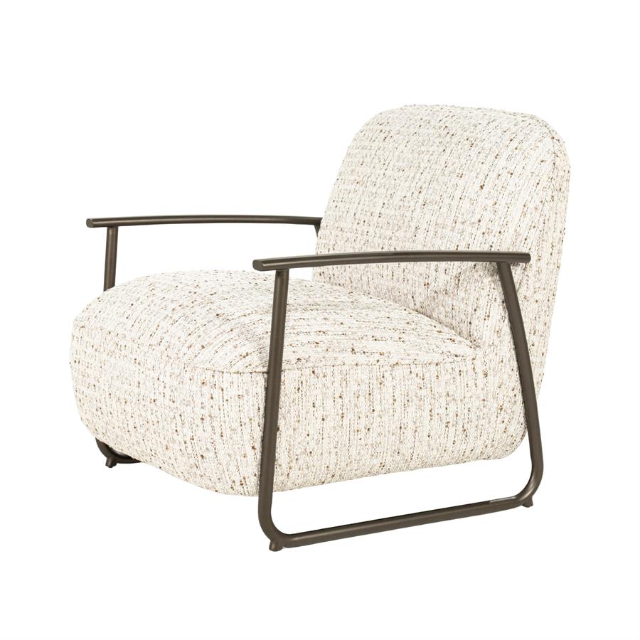 Fauteuil Norel beige stof, schuin vooraanzicht op witte achtergrond
