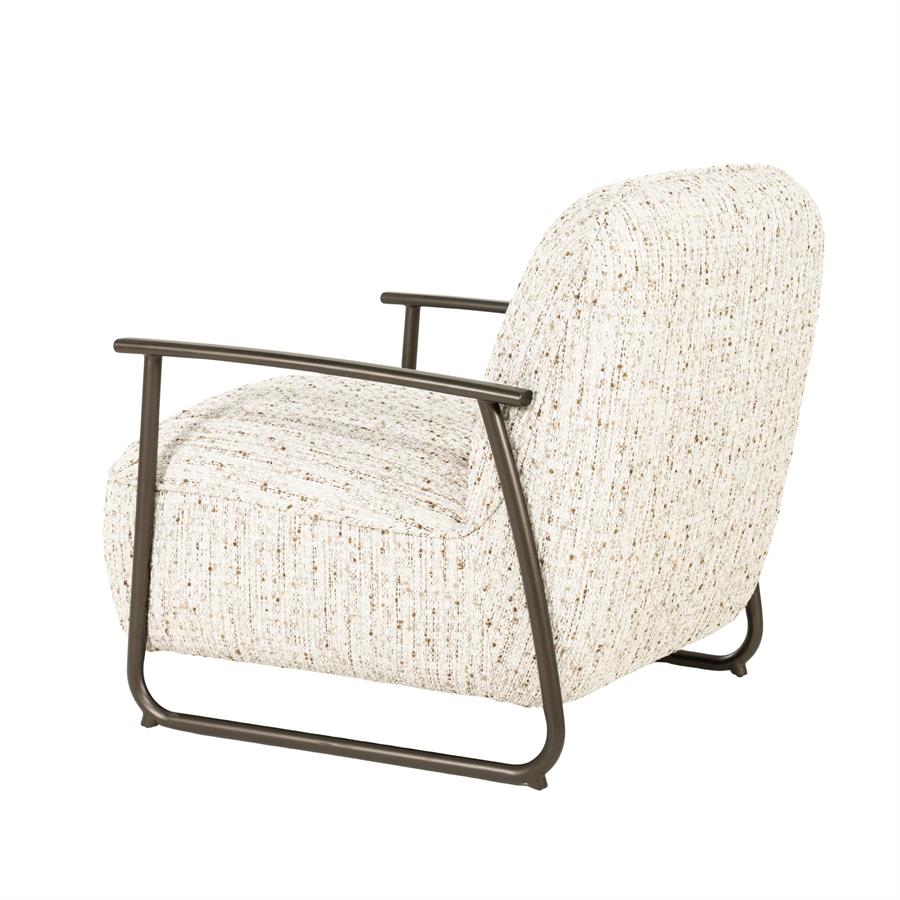 Fauteuil Norel beige stof, schuin achteraanzicht op witte achtergrond