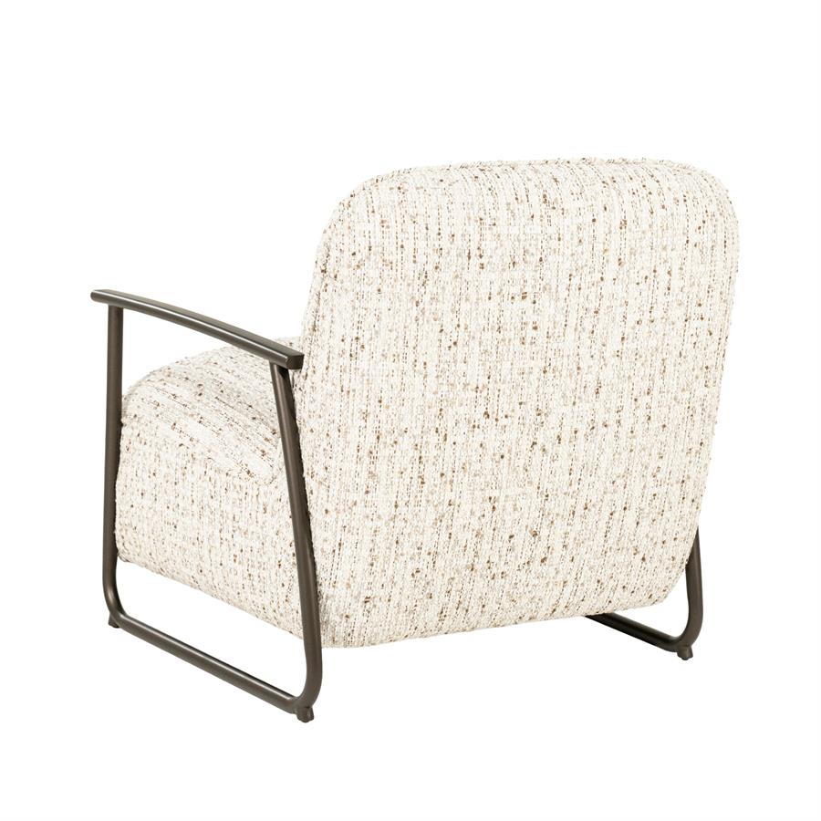 Fauteuil Norel beige stof, schuin achteraanzicht op witte achtergrond