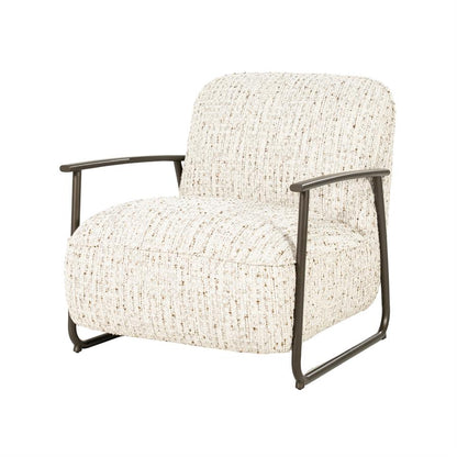 Fauteuil Norel beige stof, schuin vooraanzicht op witte achtergrond