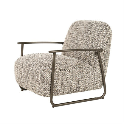 Fauteuil Norel taupe stof, schuin vooraanzicht op witte achtergrond