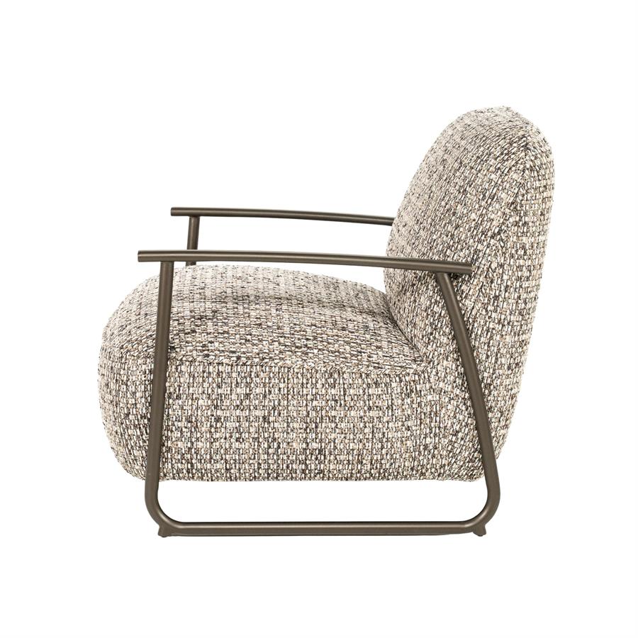 Fauteuil Norel taupe stof, zijaanzicht op witte achtergrond
