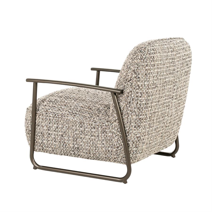 Fauteuil Norel taupe stof, schuin achteraanzicht op witte achtergrond