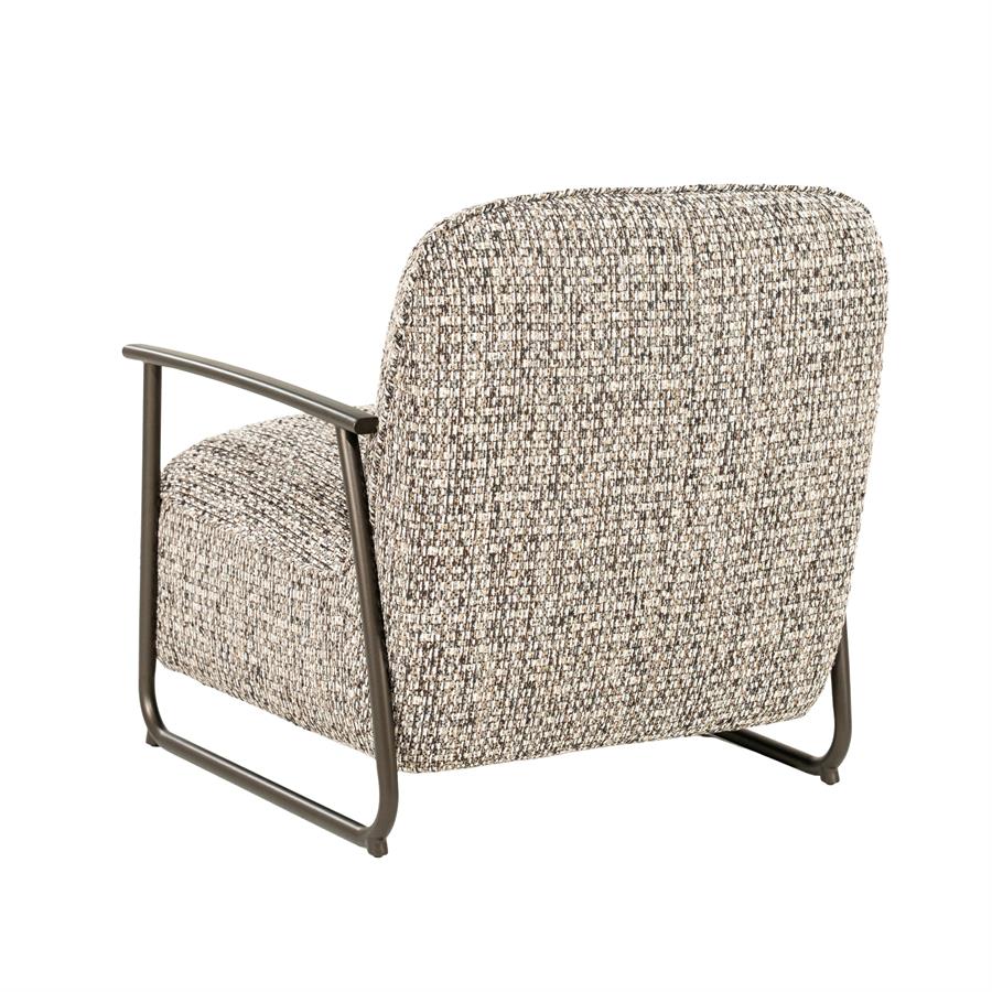 Fauteuil Norel taupe stof, schuin achteraanzicht op witte achtergrond
