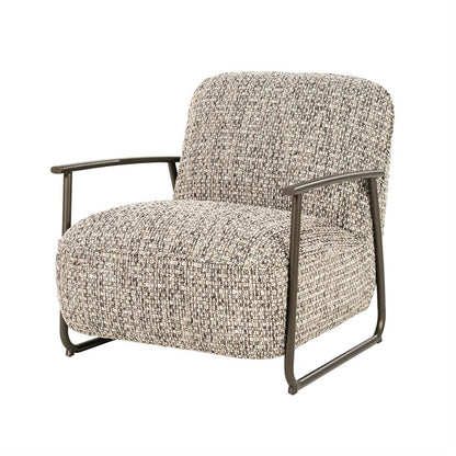Fauteuil Norel taupe stof, schuin vooraanzicht op witte achtergrond
