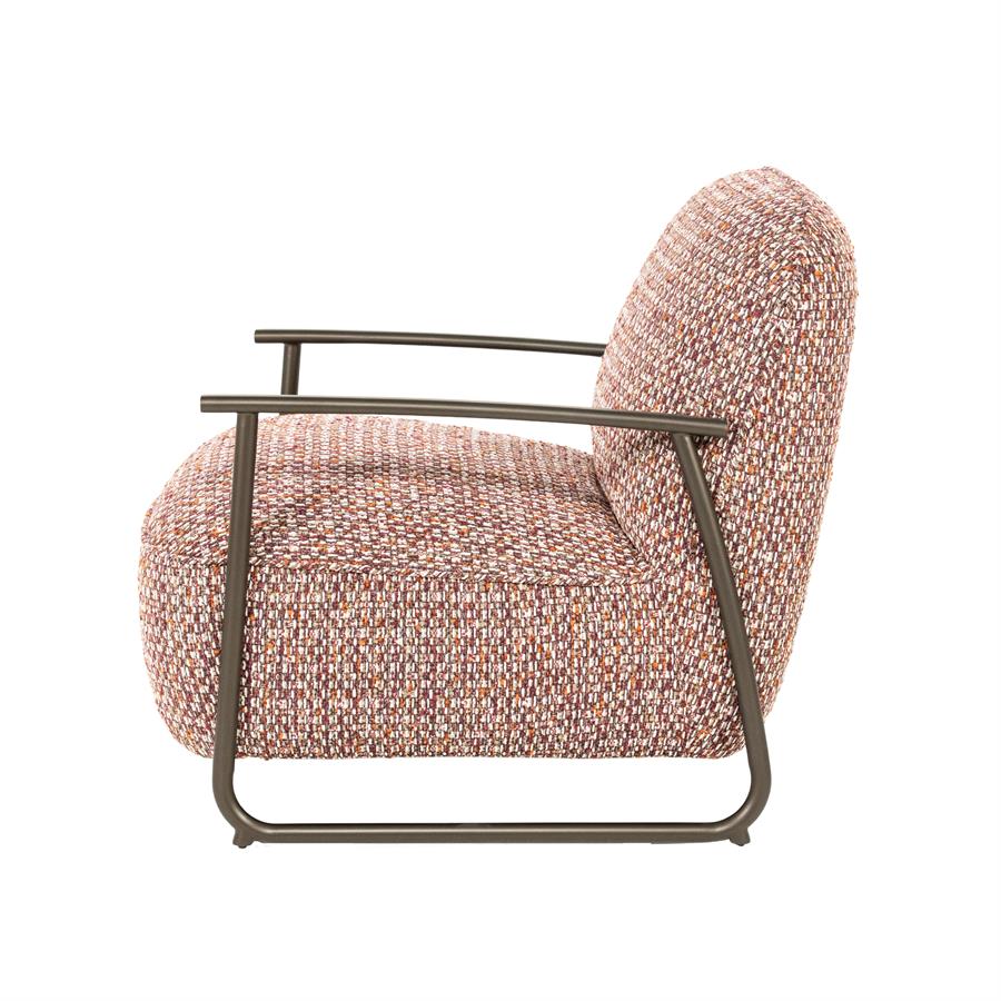 Fauteuil Norel rood stof, zijaanzicht op witte achtergrond