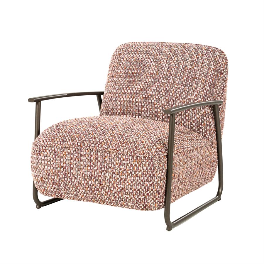 Fauteuil Norel rood stof, schuin vooraanzicht op witte achtergrond
