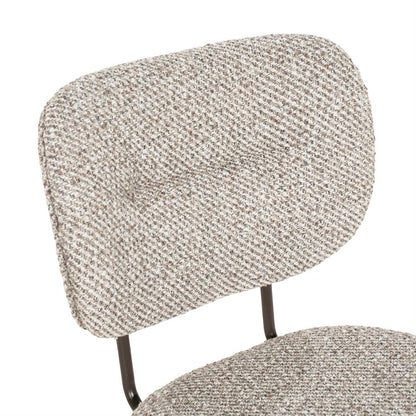 Eetkamerstoel Tibbe taupe stof zonder armleuning, detail van het materiaal