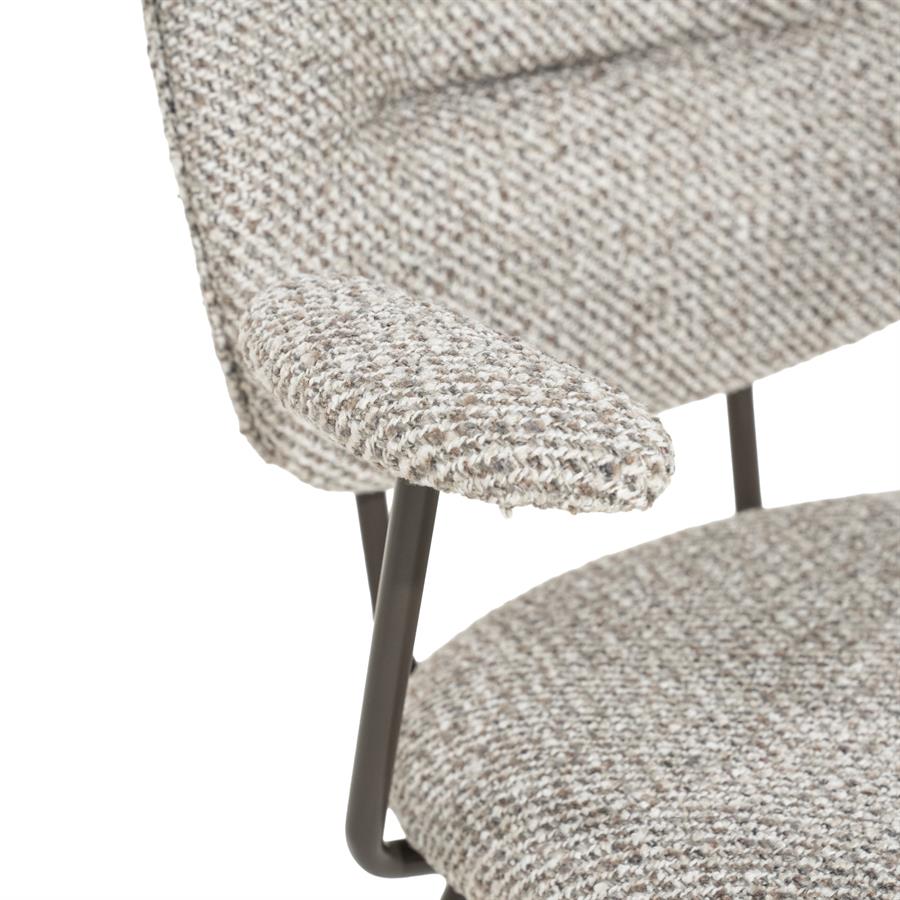 Eetkamerstoel Tibbe taupe stof met armleuning, detail van het materiaal
