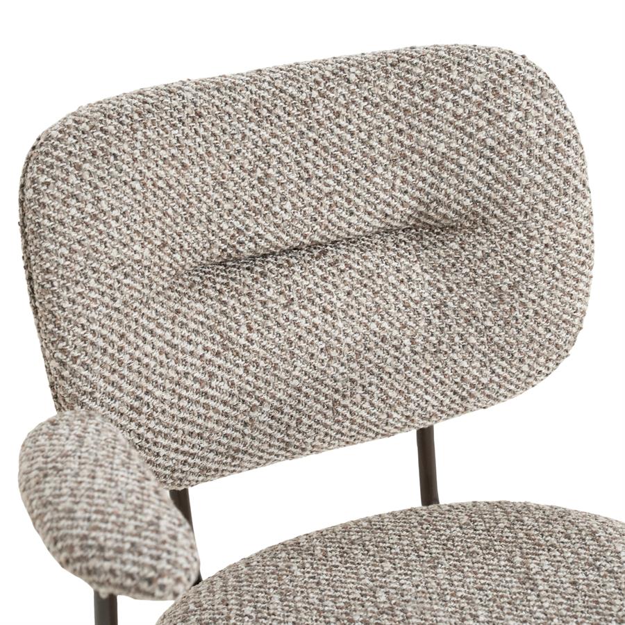 Eetkamerstoel Tibbe taupe stof met armleuning, detail van het materiaal