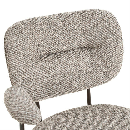 Eetkamerstoel Tibbe taupe stof met armleuning, detail van het materiaal