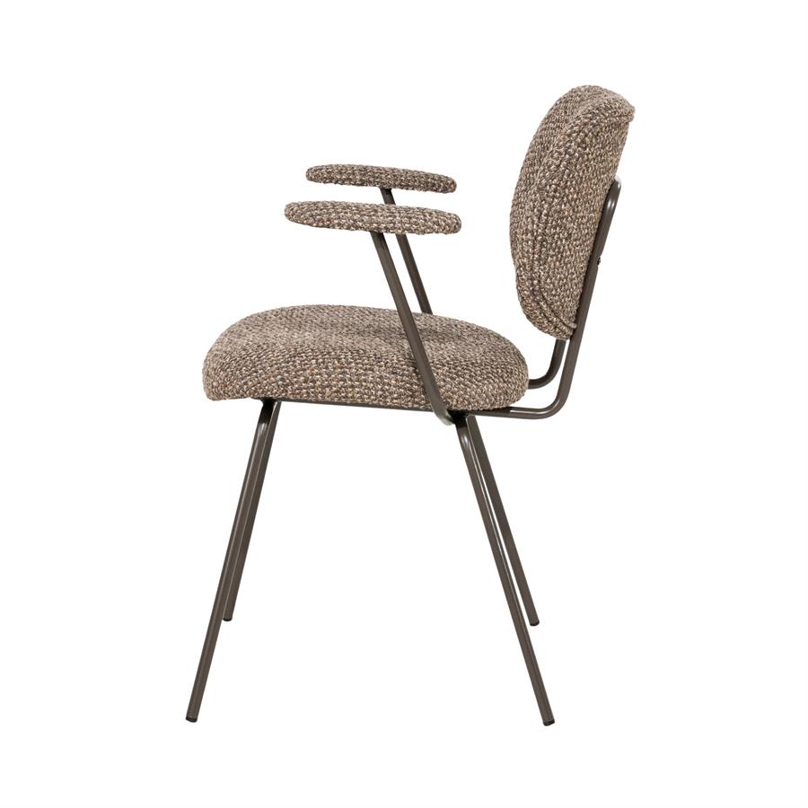 Eetkamerstoel Tibbe bruin stof met armleuning, zijaanzicht op witte achtergrond