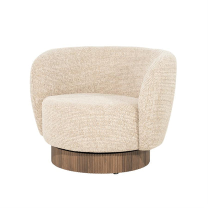 Fauteuil Norah taupe stof, schuin vooraanzicht op witte achtergrond