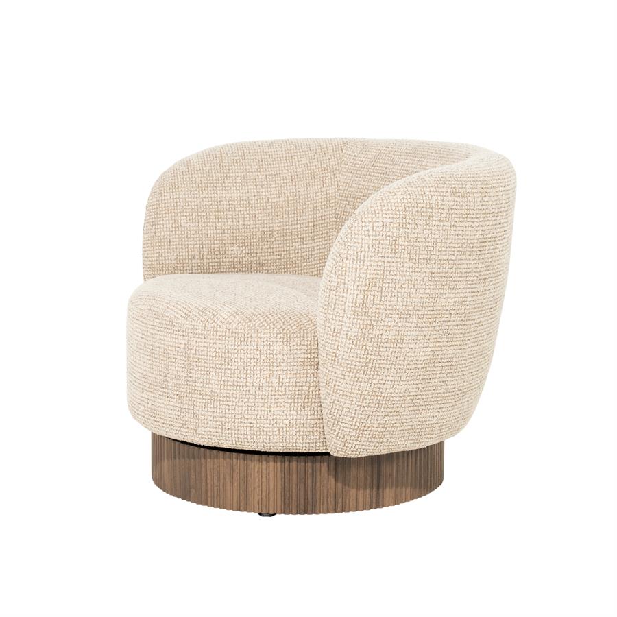 Fauteuil Norah taupe stof, schuin vooraanzicht op witte achtergrond