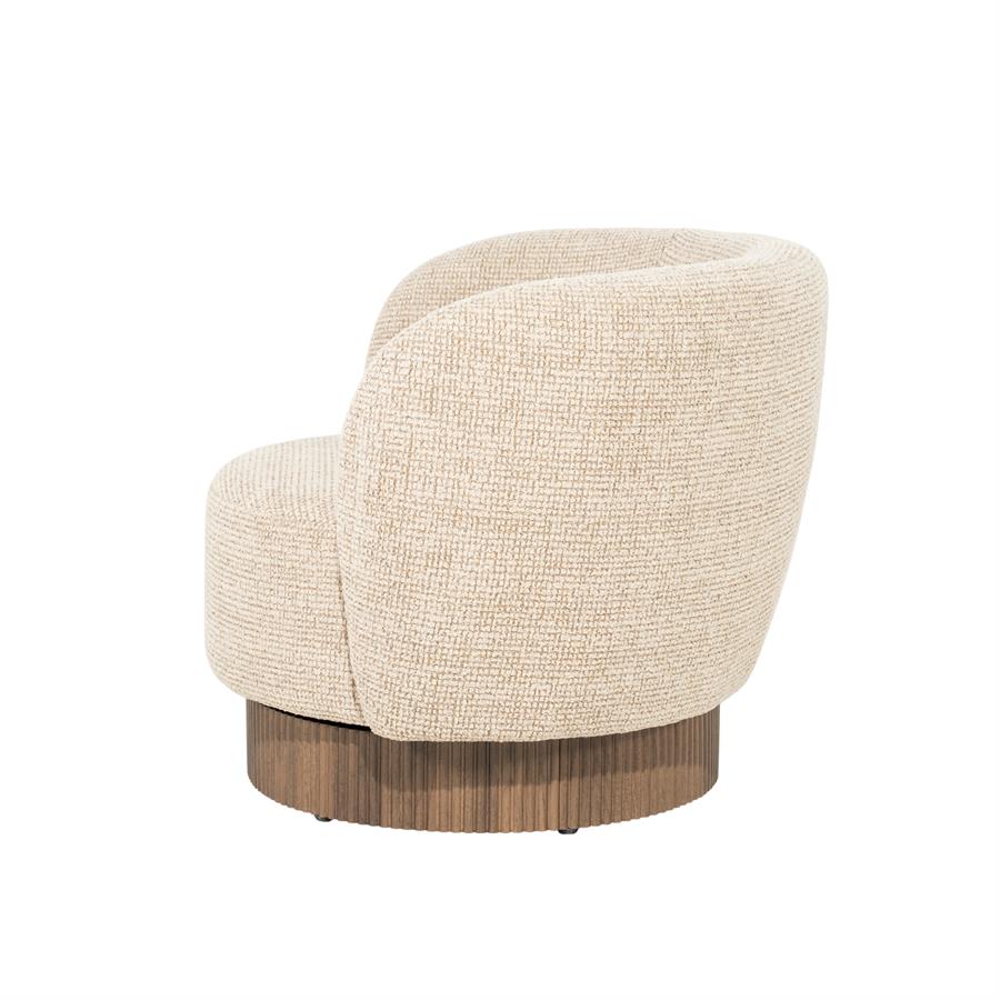Fauteuil Norah taupe stof, schuin achteraanzicht op witte achtergrond