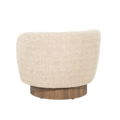 Fauteuil Norah taupe stof, schuin achteraanzicht op witte achtergrond