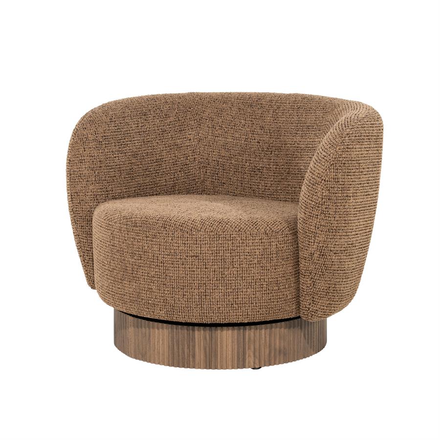 Fauteuil Norah bruin stof, schuin vooraanzicht op witte achtergrond