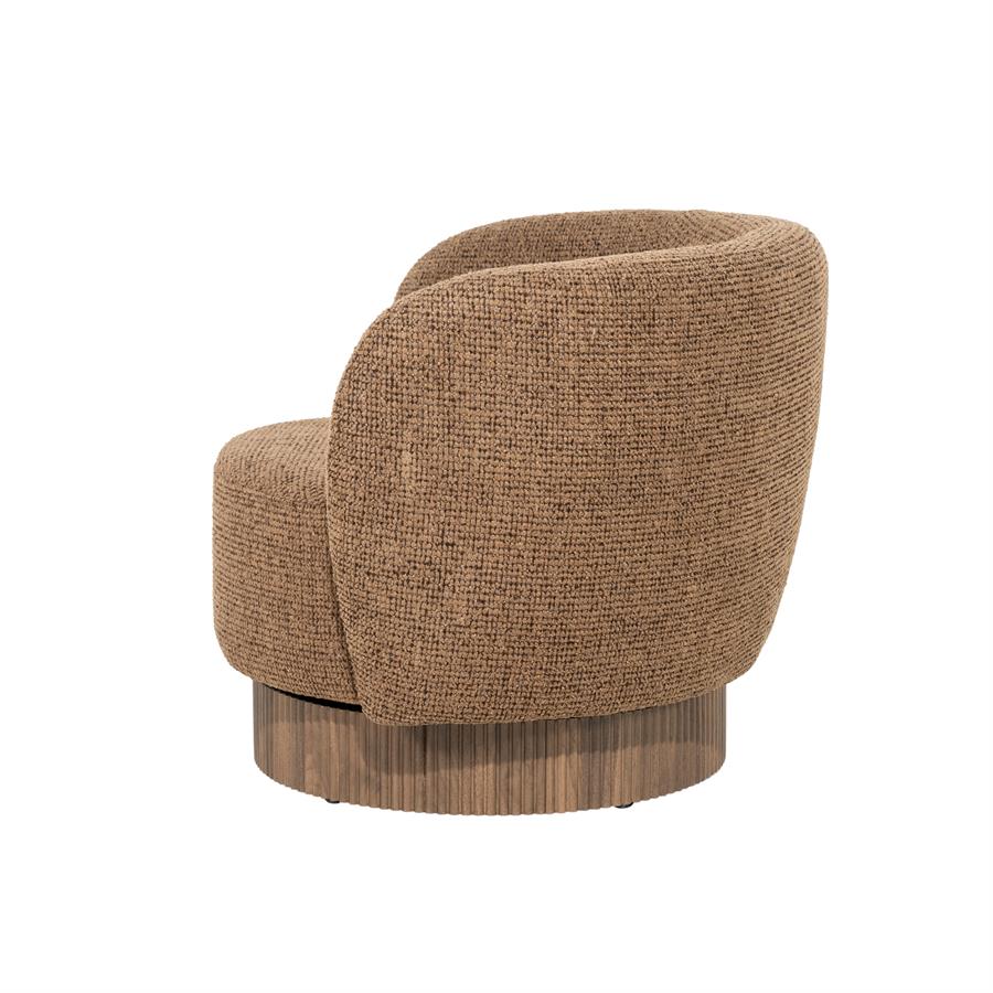 Fauteuil Norah bruin stof, schuin achteraanzicht op witte achtergrond
