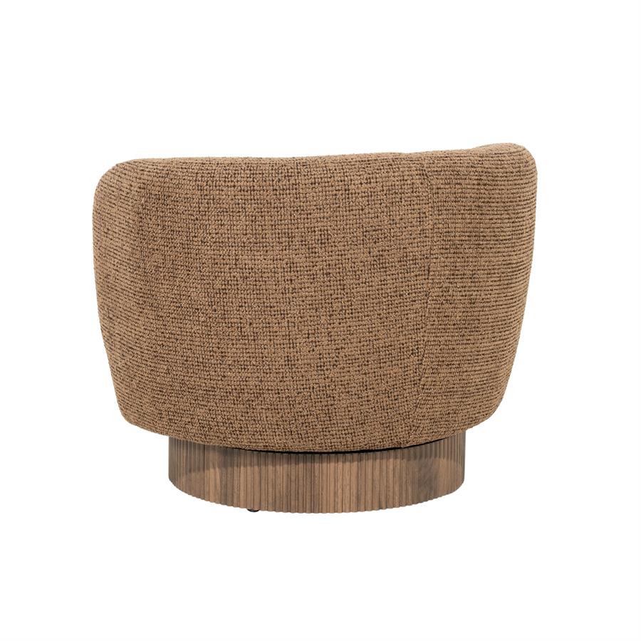 Fauteuil Norah bruin stof, schuin achteraanzicht op witte achtergrond