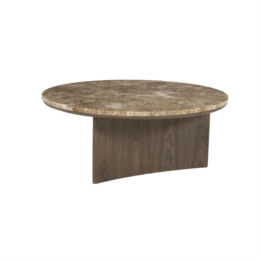 Salontafel Okke walnoot fineer 80 x 80 cm, schuin vooraanzicht op witte achtergrond