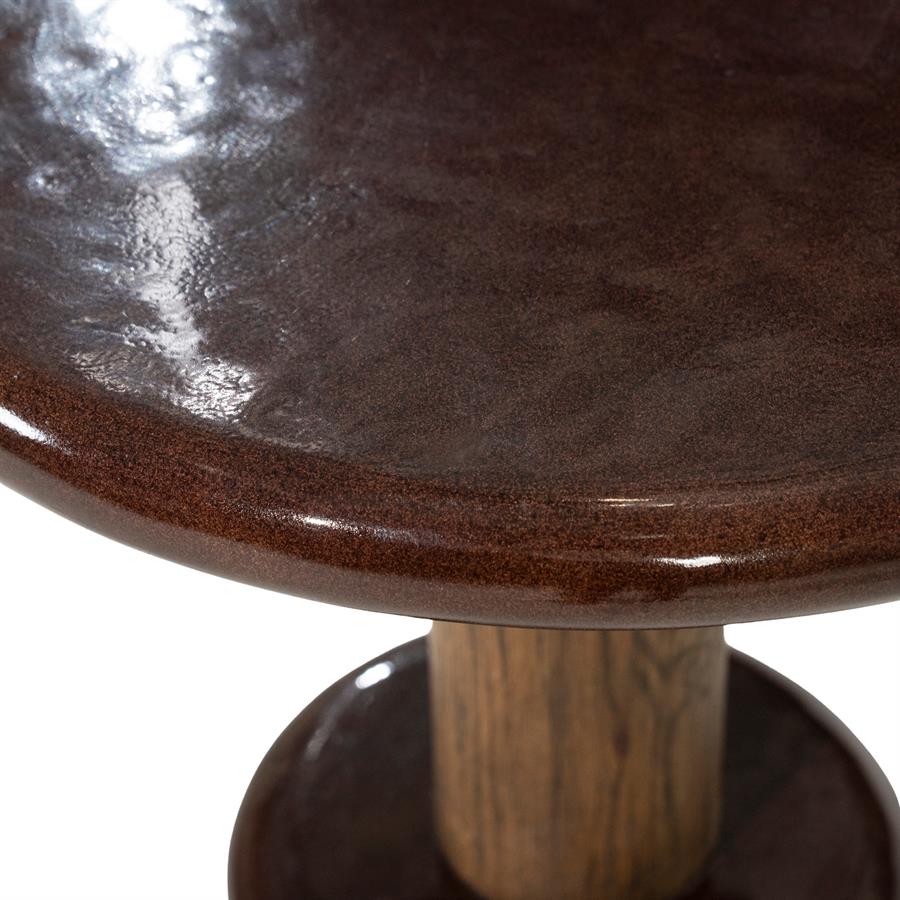 Bijzettafel Kyan bruin beton, detail van het materiaal