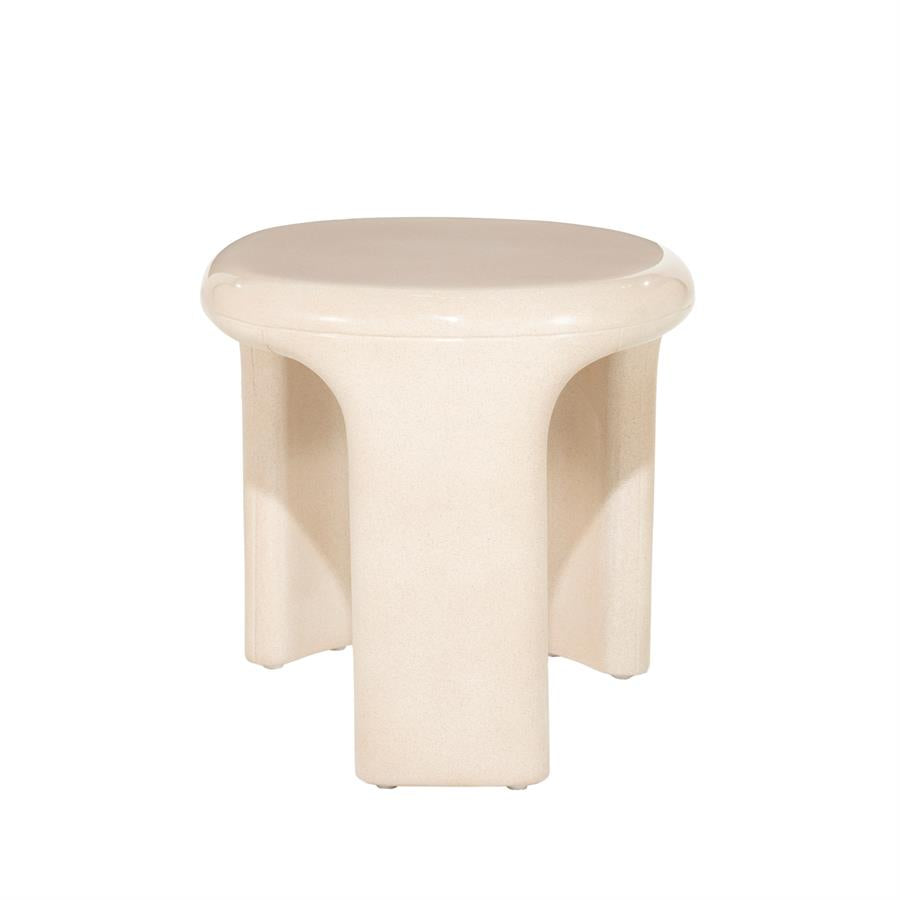 Bijzettafel Kane beige beton, schuin vooraanzicht op witte achtergrond