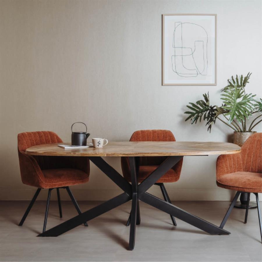 Eettafel Silvi naturel mangohout, vooraanzicht in een interieur