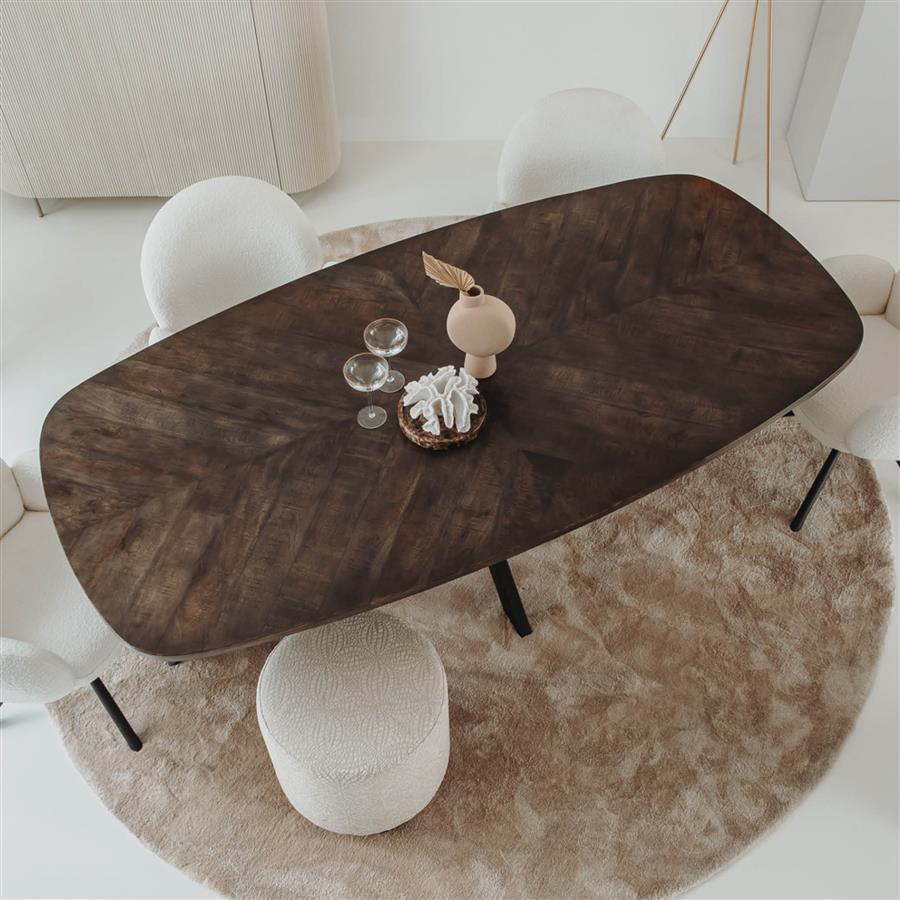 Eettafel Silvi bruin mangohout, bovenaanzicht in een interieur