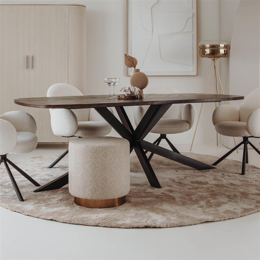 Eettafel Silvi bruin mangohout in een interieur