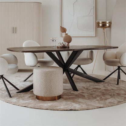 Eettafel Silvi bruin mangohout in een interieur