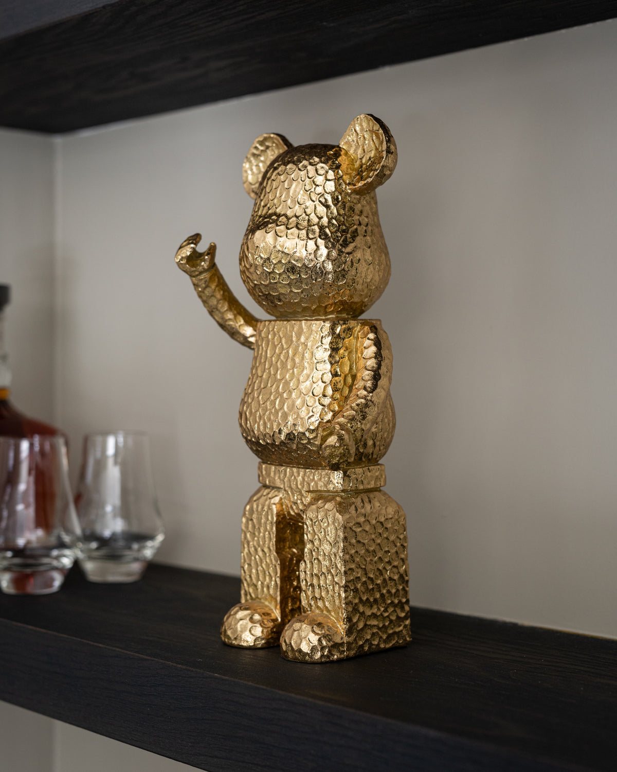 Weave Bear goud, vooraanzicht in een interieur