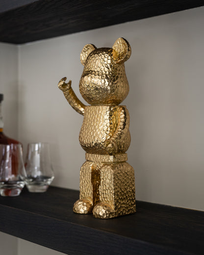 Weave Bear goud, vooraanzicht in een interieur