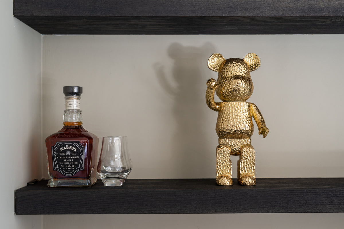 Weave Bear goud, vooraanzicht in een interieur