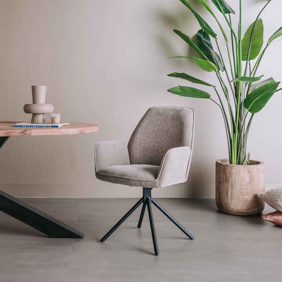 Eetkamerstoel Amaro beige, schuin vooraanzicht in een interieur