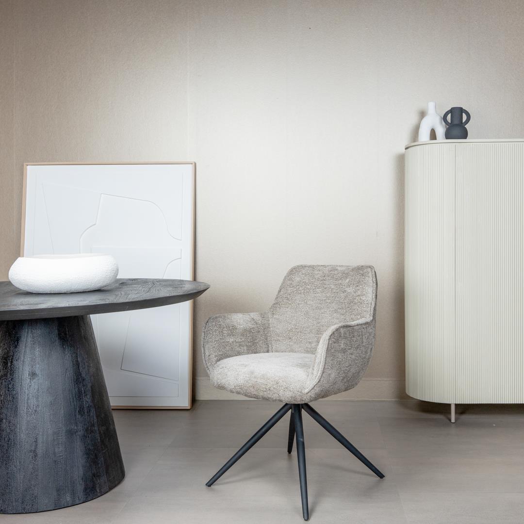 Eetkamerstoel Fondo | Taupe | Magazijn leegverkoop — Vooraanzicht - sfeer