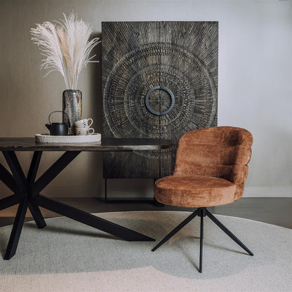 Eetkamerstoel Carro bruin stof in een interieur