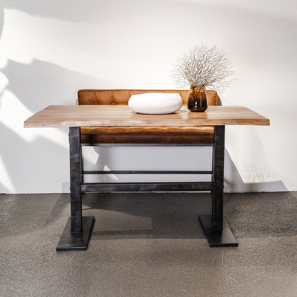 Bartafel Barolo naturel acaciahout, vooraanzicht in een interieur