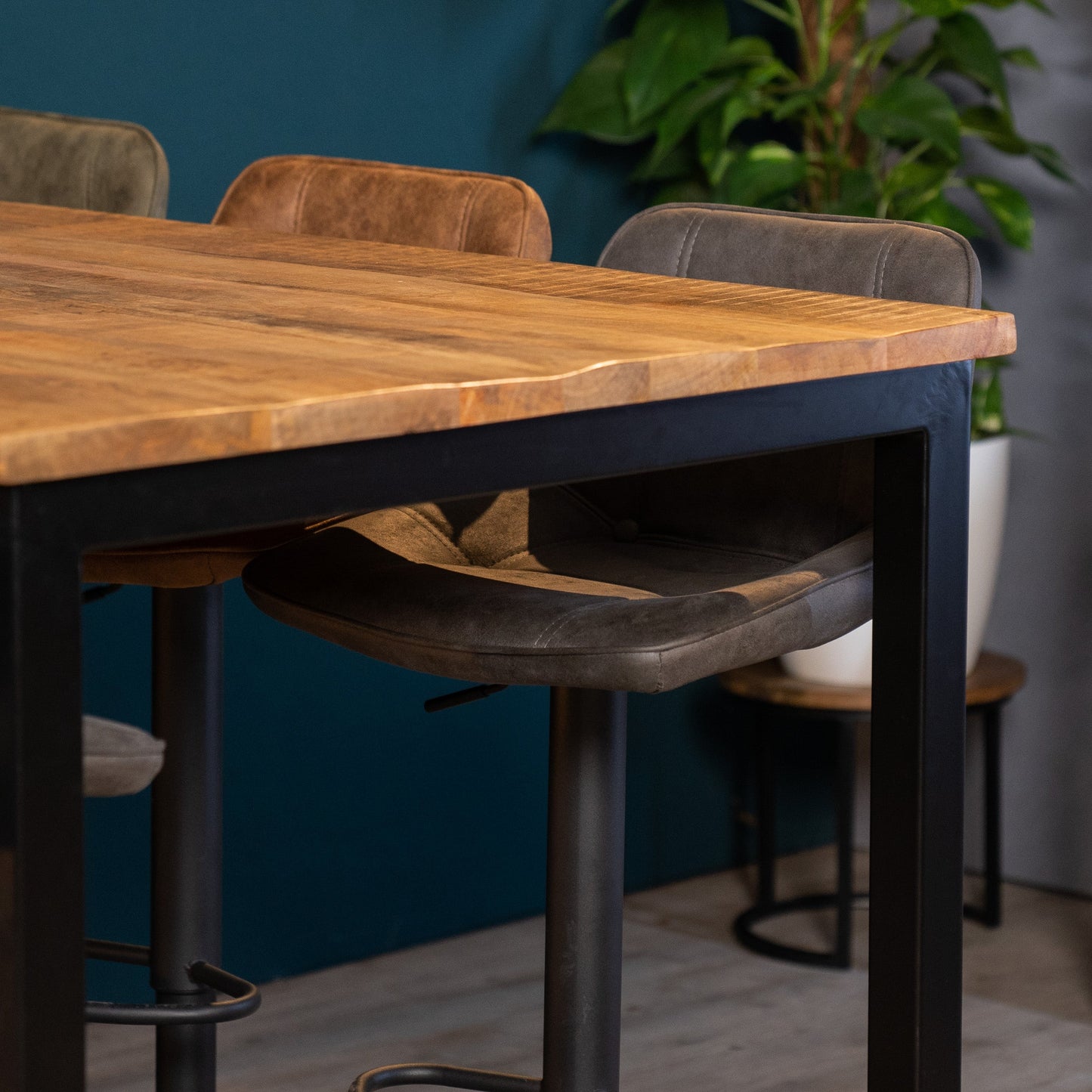 barkruk ezra aan bartafel booij